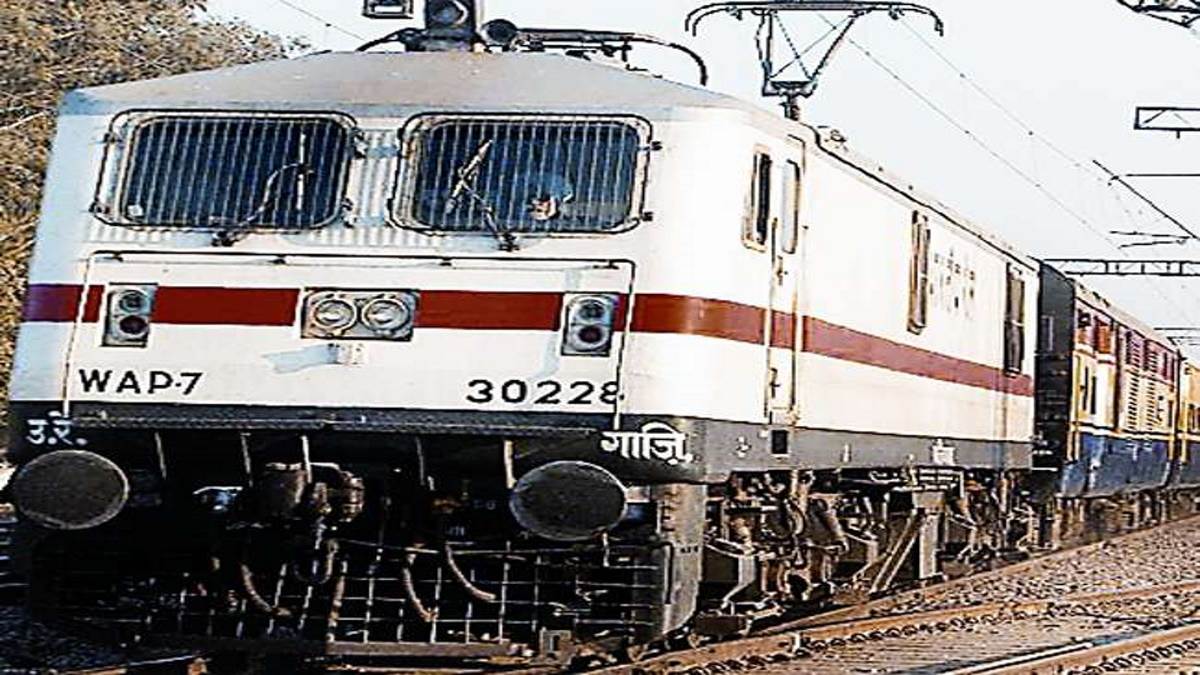 Indian Railway News: नवरात्र में विंध्याचल रेलवे स्टेशन पर ट्रेनाें का ठहराव रहेगा।