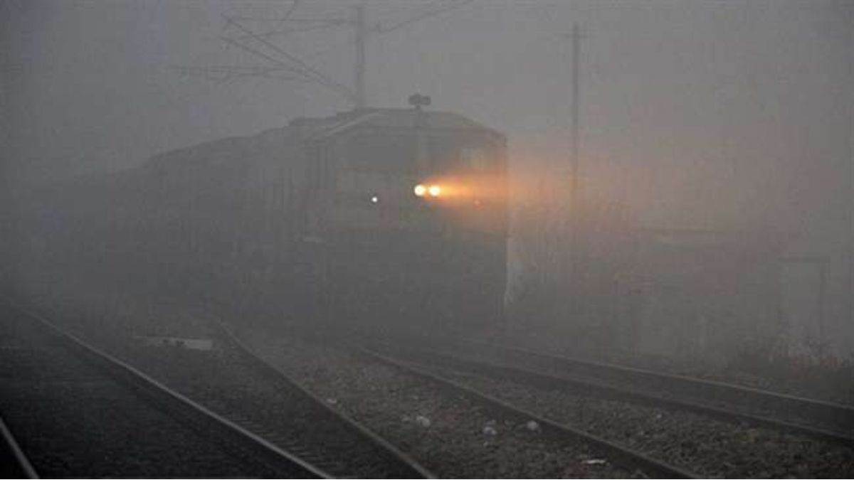 Moradabad Latest News: कोहरे के कारण्‍ मुरादाबाद से गुजरने वाली 40 ट्रेनें रद हो जाती थीं। जागरण आर्काइव