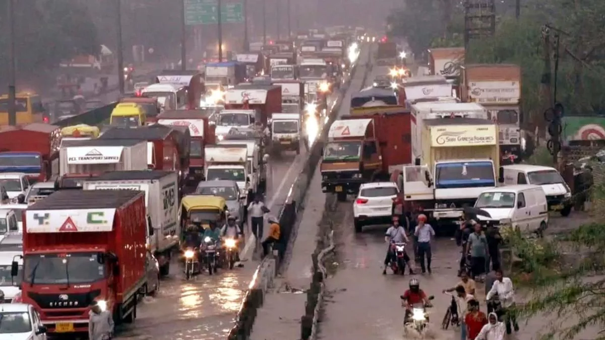 Video: दिल्ली-NCR में कई जगहों पर जलभराव, नरसिंहपुर में 3 फीट तक पानी, नोट करें लिस्ट और इन रास्तों से बचें