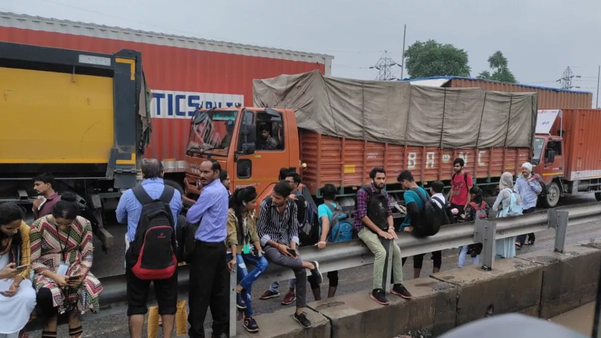 Haryana Rain Update: दिल्ली-जयपुर हाईवे पर लगा भीषण जाम, हाईवे पर जलभराव से फंसे कई वाहन