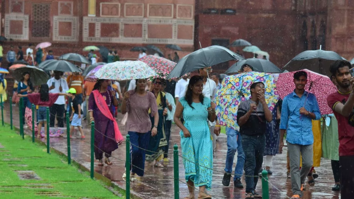 Agra Weather: 33 घंटे में 14 एमएम बारिश के बाद बदला मौसम का मिजाज, दो दिन का ये है पूर्वानुमान