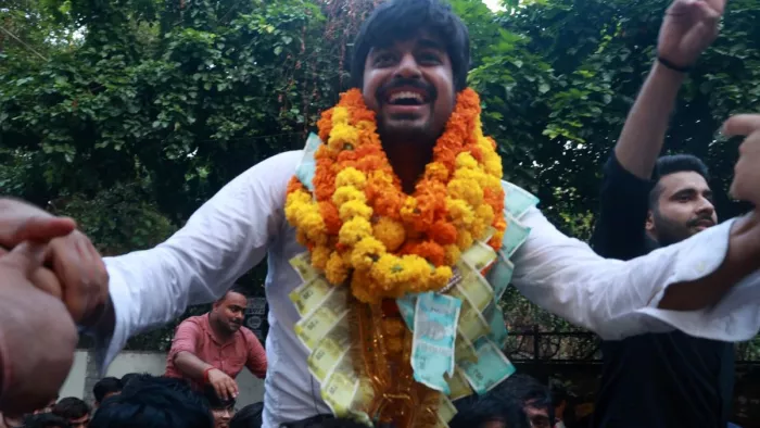 एनएसयूआई से उपाध्यक्ष पद पर विजयी अभि दहिया को कंधे पर बिठाकर लेकर जाते छात्र। फोटो- चंद्र प्रकाश मिश्र