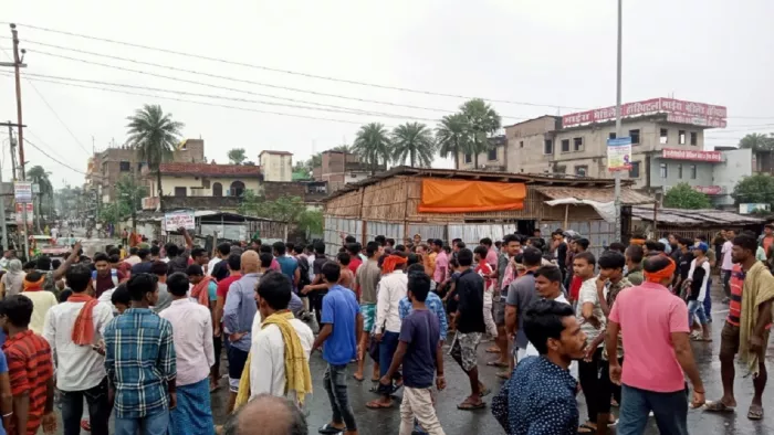 बेगूसराय में धार्मिक स्थल में तोड़फोड़ के बाद हंगामा; लोगों ने एनएच पर लगाया जाम, मौके पर पहुंचे गिरिराज सिंह