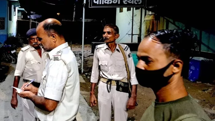 हत्या की सूचना पर सदर अस्पताल पहुंची पुलिस। फोटो- जागरण