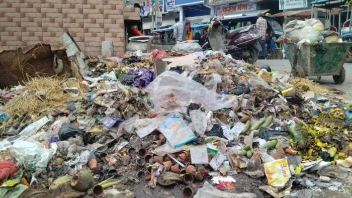 Sheikhpura : हड़ताल का दिखने लगा असर, शहर में लगा कूड़े का ढ़ेर