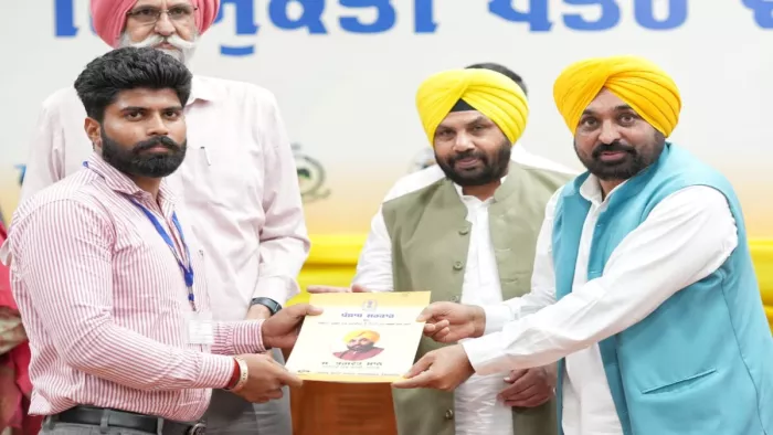 सीएम मान ने 427 युवाओं को बांटे नियुक्ति पत्र।