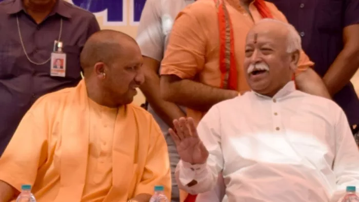 UP Politics: सीएम योगी ने की मोहन भागवत से मुलाकात