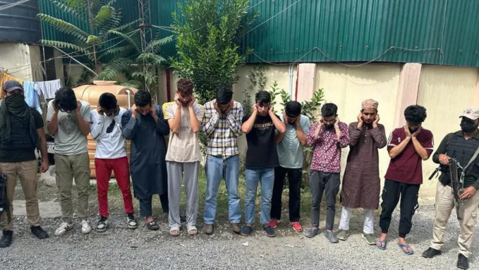 श्रीनगर की जामिया मस्जिद में माहौल बिगाड़ने के आरोप में 10 गिरफ्तार