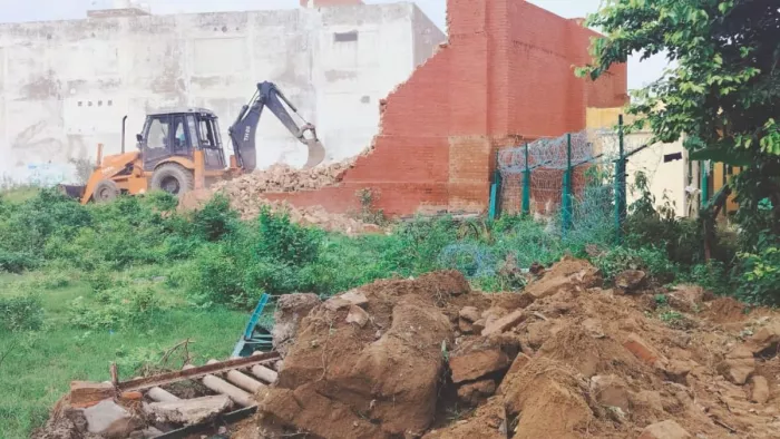 डूब क्षेत्र में कब्जे पर चला प्रशासन का बुलडोजर