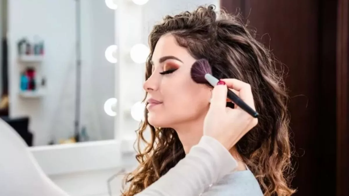 Makeup Tips: मेकअप शेयर करना खतरनाक हो सकता है, दूसरे की लिपिस्टक कर देगी बीमार, ब्यूटी एक्सपर्ट ने दिए टिप्स