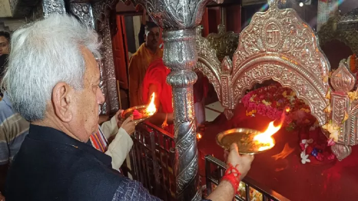 बड़हिया में मां बाला त्रिपुर सुंदरी जगदंबा मंदिर में आरती करते मनोज सिन्हा - जागरण