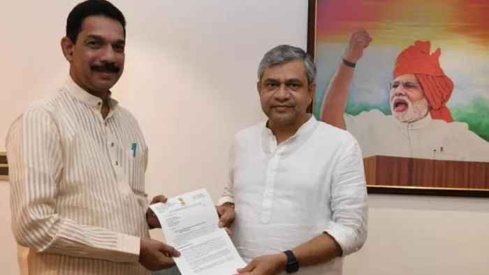 दक्षिण कन्नड़ सांसद नलिन कुमार कटील (बाएं) और रेल मंत्री अश्विनी वैष्णव (दाएं) (फोटो: @nalinkateel)