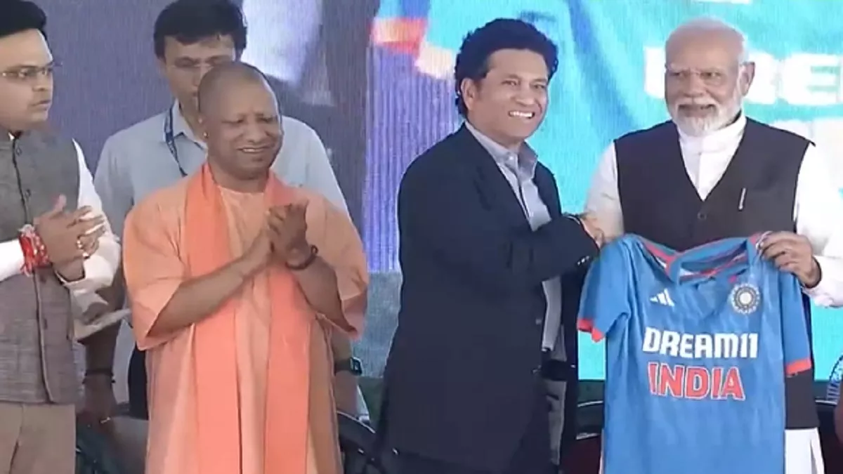 PM Modi In Varanasi Live Update: पीएम मोदी ने हर हर महादेव के जय घोष से शुरु क‍िया संबोधन, बोले- श‍िव शक्‍त‍ि का एक स्‍थान चंद्रमा पर और दूसरा मेरी काशी में