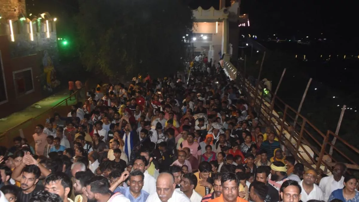 Mathura News: बरसाना में राधा जन्मोत्सव के बीच बड़ी घटना, भीड़ के दबाव में दम  घुटने से दो श्रद्धालुओं की मौत - Radha Ashtami celebration two devotees die  in barsana due to