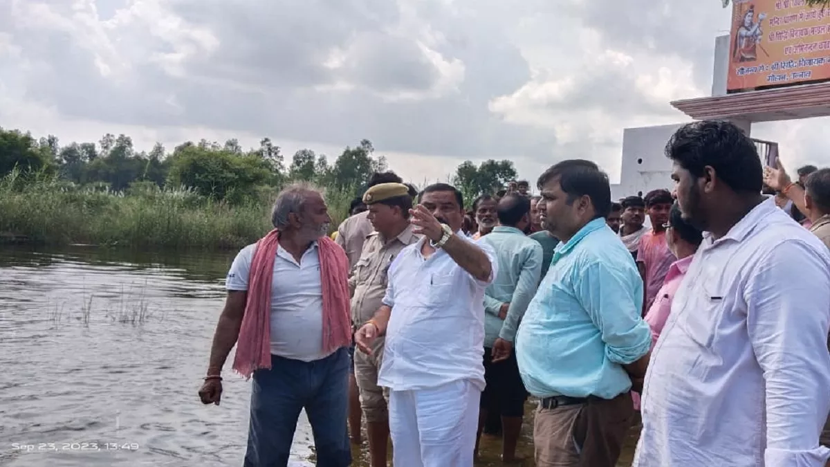 Unnao News: उन्‍नाव में गणेश विसर्जन के लिए गए शिक्षक व छात्र सई नदी में डूबे, गोताखोर कर रहे तलाश