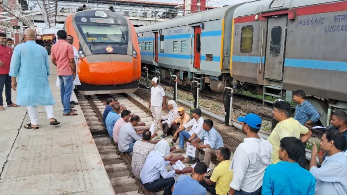 बनारस - आगरा वंदे भारत एक्सप्रेस के सामने रेलकर्मियों का धरना। जागरण
