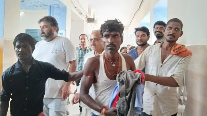 घटना के बाद नशे में धुत्त युवक को ले जाते कर्मचारी। (जागरण फोटो)
