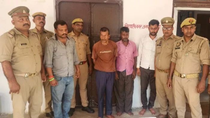 एसटीएफ की ओर से गिरफ्तार किए गए पुलिस कस्टडी में खड़े चारों आरोपित। पुलिस