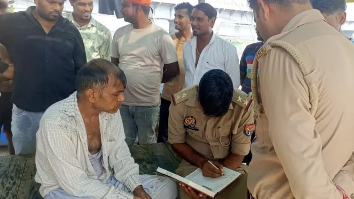 हापुड़ में एक व्यक्ति ने छलांग लगा दी। जागरण फोटो