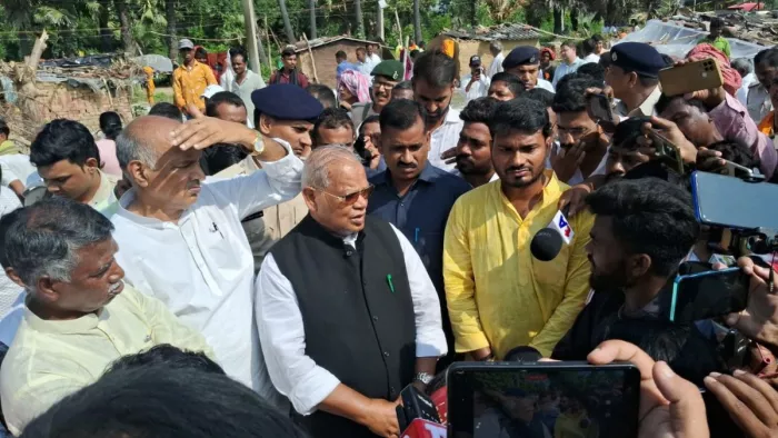 नवादा अग्निकांड पीड़ितों का हाल जानने पहुंचे केंद्रीय मंत्री जीतनराम मांझी। (जागरण फोटो)