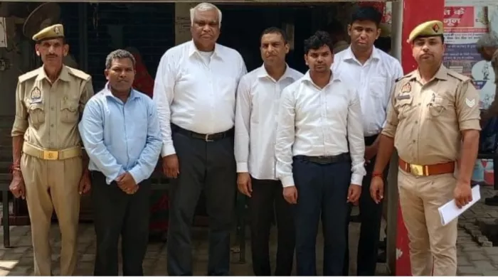 मथुरा के हाईवे थाना पुलिस की गिरफ्त में ईसाई मिशनरी के सदस्य। फोटो सौ़ पुलिस विभाग