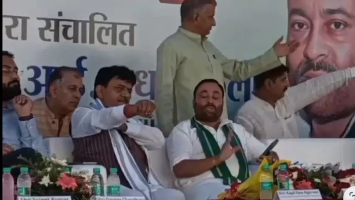 कार्यक्रम में मंच पर कैबिनेट मंत्री अनिल कुमार और राज्यमंत्री कपिल देव अग्रवाल के बीच होती वार्ता। सौ. वीडियो ग्रेब