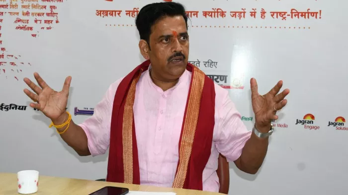 दैनिक जागरण कार्यालय में साक्षात्कार के दौरान सदर सांसद रविकिशन। जागरण