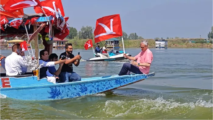 उमर अब्दुल्ला ने डल झील में निकाली शिकारा रैली