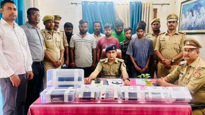 अपने कार्यालय में प्रेस वार्ता करते सीओ गोरखनाथ। जागरण