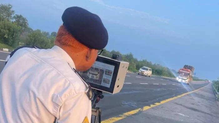 टीम ने स्पीड लेजर गन से ही ओवर स्पीड में दौड़ रहे 19 अन्य वाहनों के भी चालान काटे