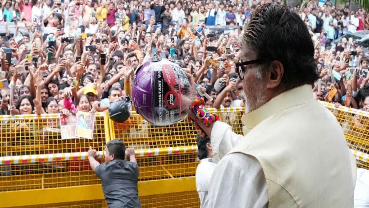 https://www.jagranimages.com/images/newimg/23092025/23_09_2025-amitabh_bachchan_helmet_24056741.jpg