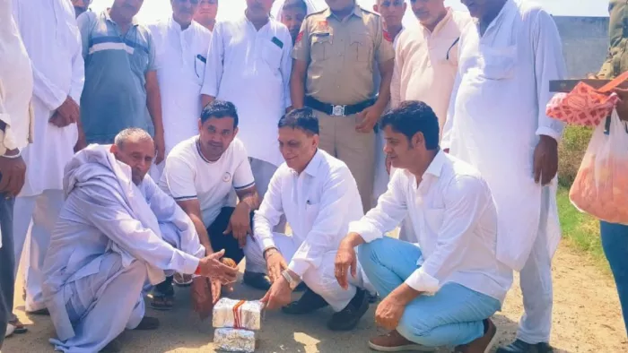 सवा करोड़ से बनने वाली दो सड़कों का निर्माण कार्य शुरू करते विधायक। प्रवक्ता