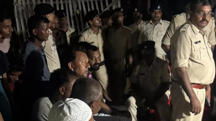 सबौर प्रखंड के फतेहपुर में मारपीट के बाद घटनास्थल पर मौजूद पुलिसकर्मी व लोग। (जागरण)