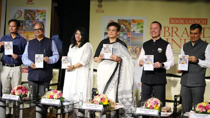 डॉ. हिमांशु राय और डॉ. वर्षा जैन की नई बुक को किया गया लॉन्च।