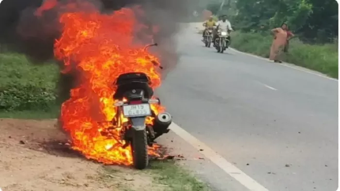 चलती बाइक में लगी आग, चालक की बची जान।