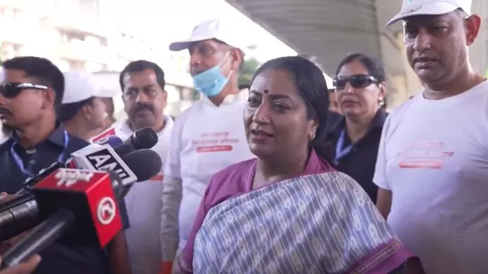 दिल्ली की मुख्यमंत्री रेखा गुप्ता ने मंगलवार को शालीमार बाग में स्वच्छता अभियान में हिस्सा लिया। फोटो : वीडियो ग्रैब