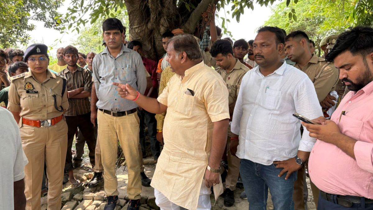 https://www.jagranimages.com/images/newimg/23092025/23_09_2025-etah_mla_devid_on_crime_scene_24056787.jpg