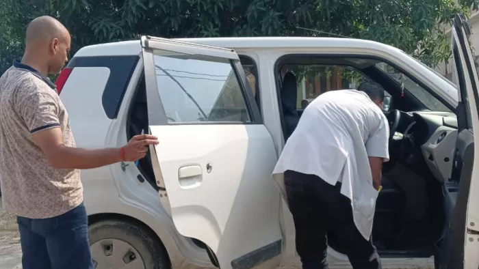 बड़हलगंज के मऊबुजुर्ग गांव में मौके पर पहुंची फोरेंसिक टीम। जागरण