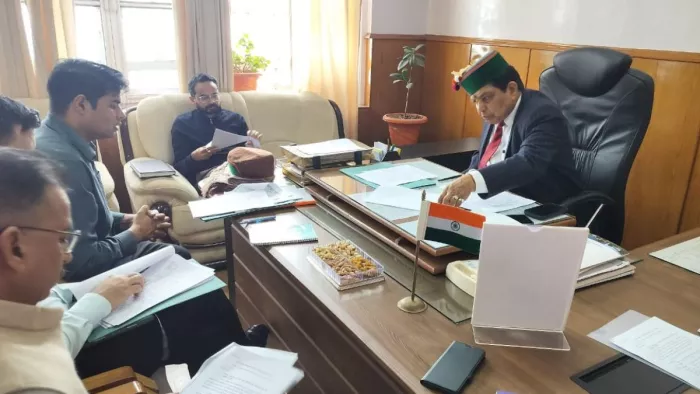 हिमाचल प्रदेश महिला विकास निगम के निदेशक मंडल की बैठक की अध्यक्षता करते मंत्री डाॅ. धनीराम शांडिल।