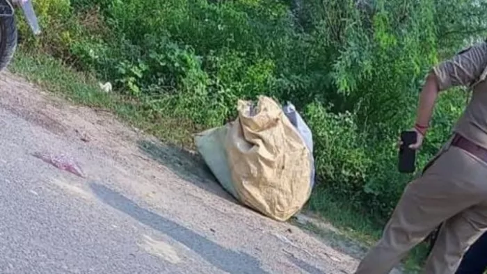 कानपुर में सड़क किनारे अधजला शव मिला।