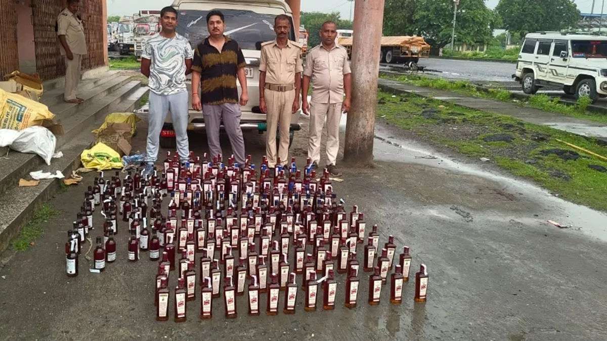 नवादा में बोलेनो कार से 198 बोतल शराब बरामद, तीन लोगों के खिलाफ प्राथमिकी दर्ज