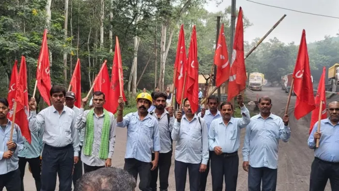 कोयला श्रमिकों के बोनस को लेकर विरोध प्रदर्शन तेज। फोटो जागरण