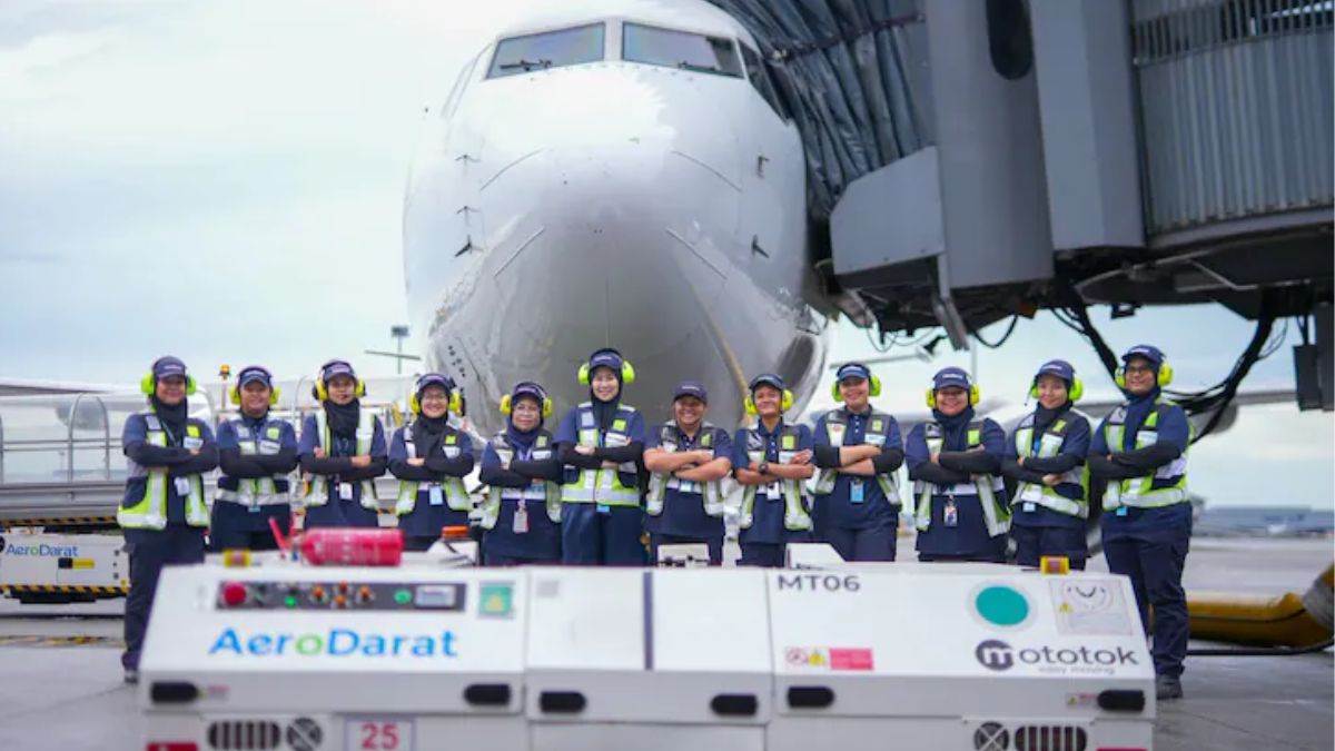 https://www.jagranimages.com/images/newimg/23092025/23_09_2025-malaysia_airlines_woman_crew_24056730.jpg