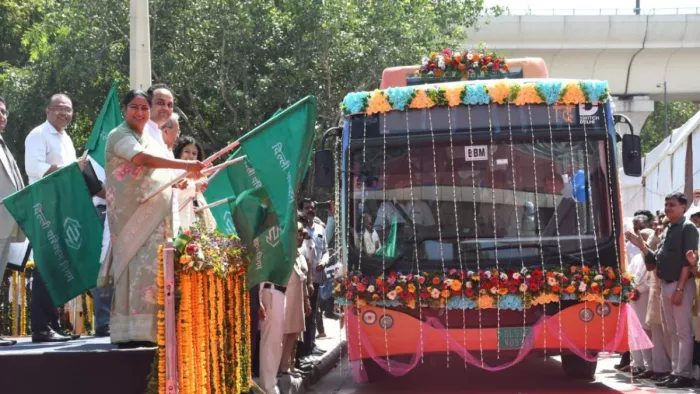 सेवा पखवाड़ा में मंगलवार को दिल्ली-बड़ौत के लिए एसी बस सेवा की शुरू। फोटो : हरीश तिवारी