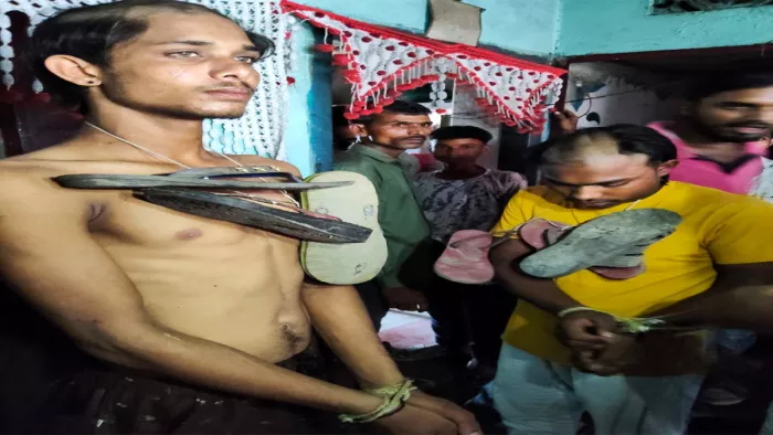 Purnea News: लड़की से छेड़खानी करने पर दो युवकों का सिर मुड़वाकर अर्द्धनग्न कर गांव में घुमाया।