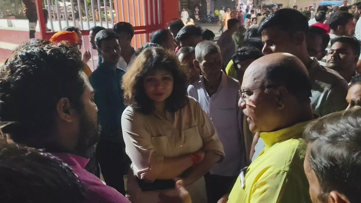 रात में अचानक पहुंच गई पुलिस और बंद कराया रामलीला मंचन, मेले में मच गई अफरा-तफरी; टूंडला की राम बरात पर संशय