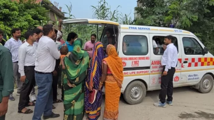 जख्मी छात्रों को अस्पताल ले जाते शिक्षक व स्थानीय लोग। फोटो जागरण