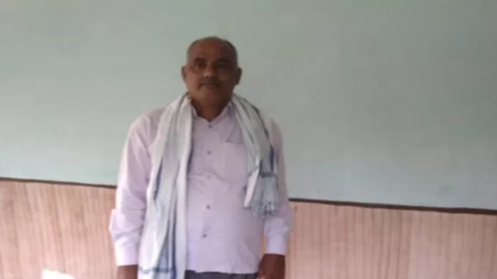 घटना के समय उनकी पत्नी मायके गयी हुई थीं और बेटा गुजरात में नौकरी करता है।