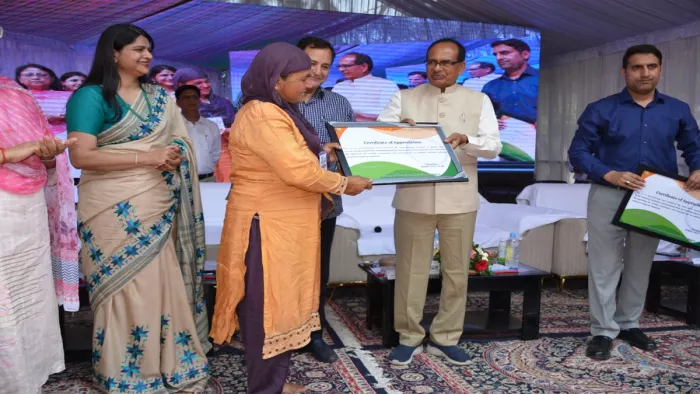 गांव की कई महिलाएं आत्मनिर्भर हैं, और ताजा बेगम लखपति दीदी बन गई हैं।