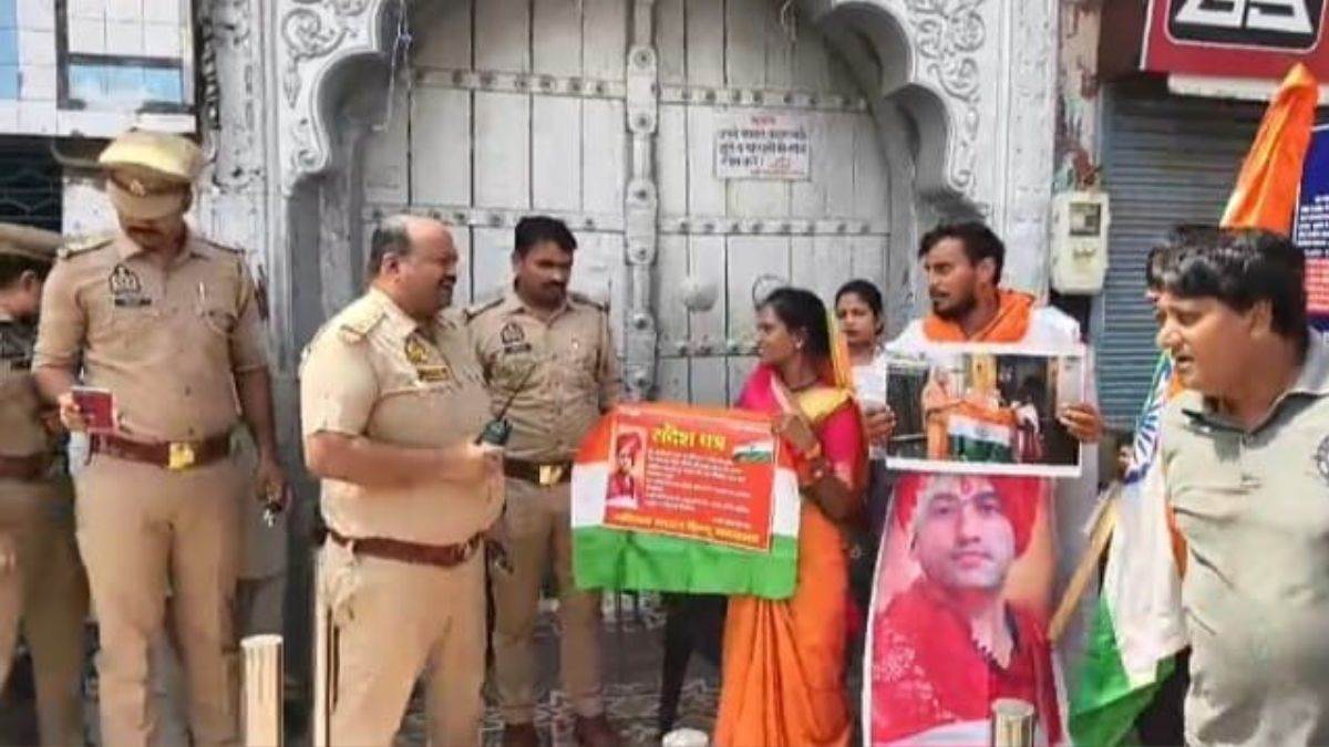 https://www.jagranimages.com/images/newimg/23092025/23_09_2025-tiranga_lekar_aye__24056945.jpg